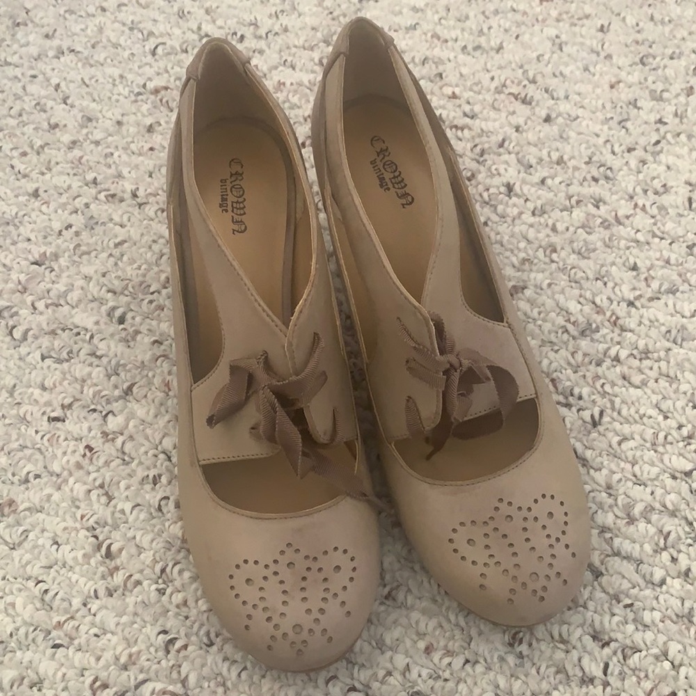 Crown Vintage beige heels with cutouts and ribbon laces size 9.5 like new!